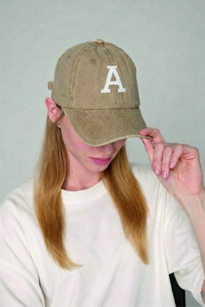 Harf nakışlı şapka